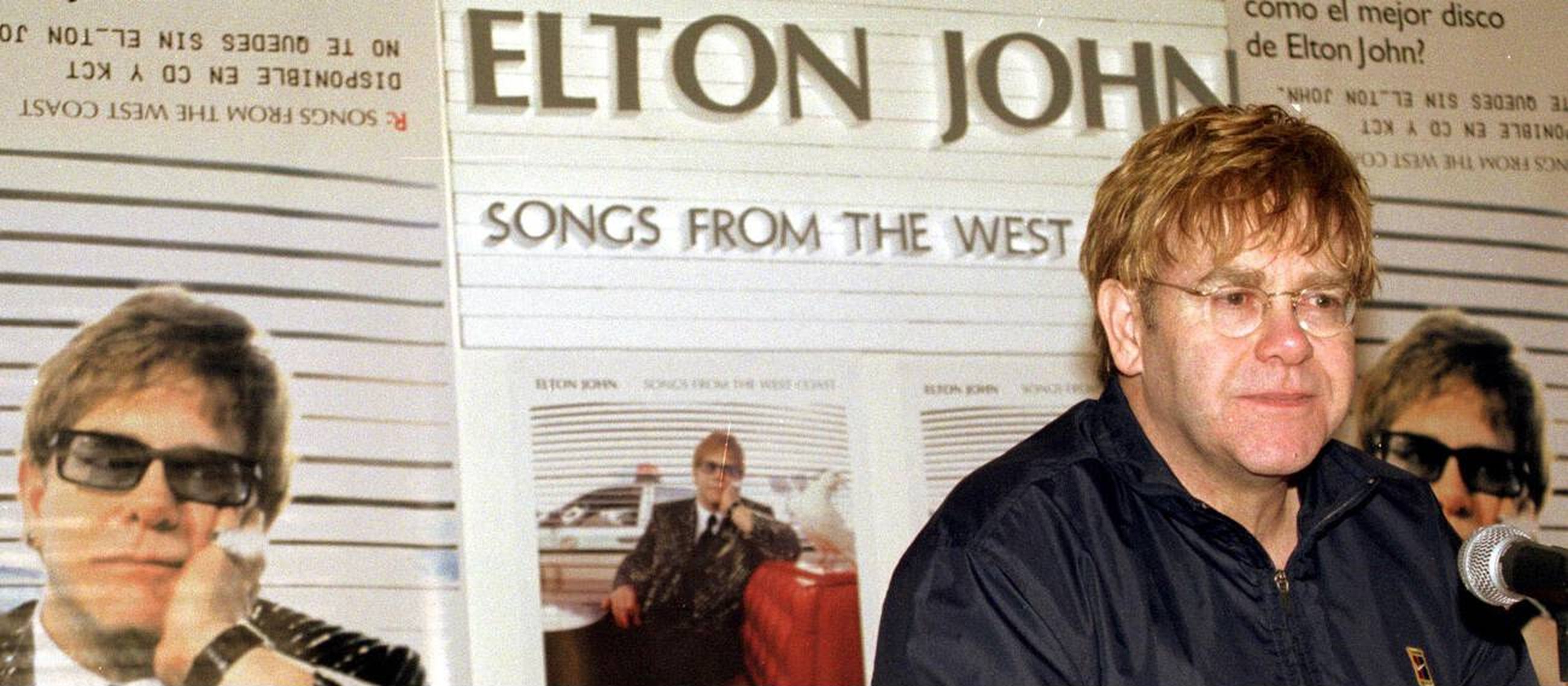 Elton John at a press conference in Mexico City – October 25, 2001