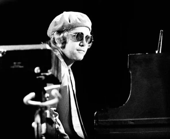 Bonnie Raitt Performs In Londonwith Elton John