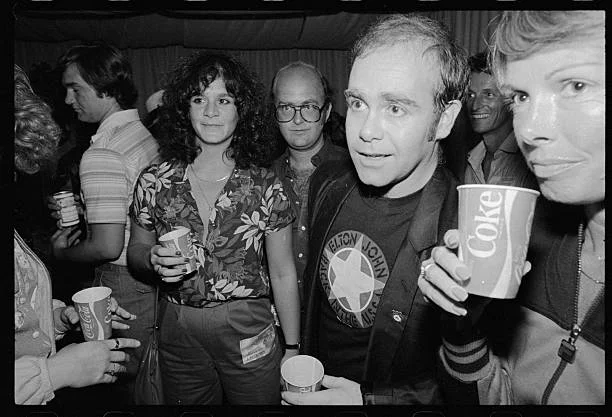 ELTON -- BACK STAGE