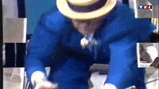 This is a clip from a French TV show in 1985. Features Sir Elton applying contact lenses.