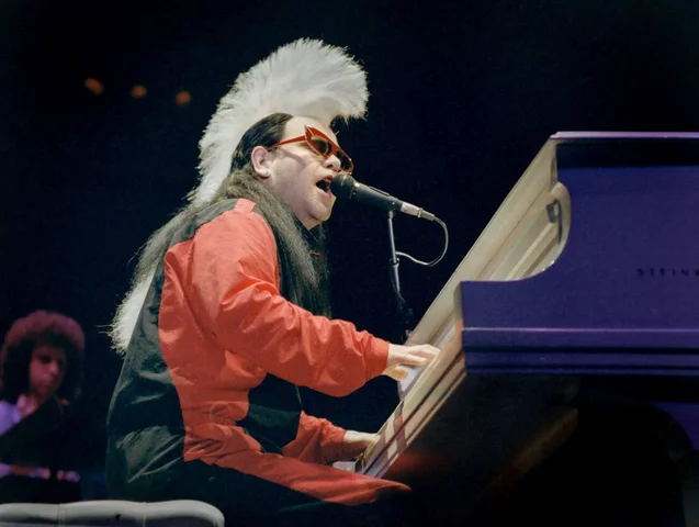 03 April 1986, Hesse, Frankfurt/Main: The British singer, composer and pianist Elton John at his concert in the Festhalle