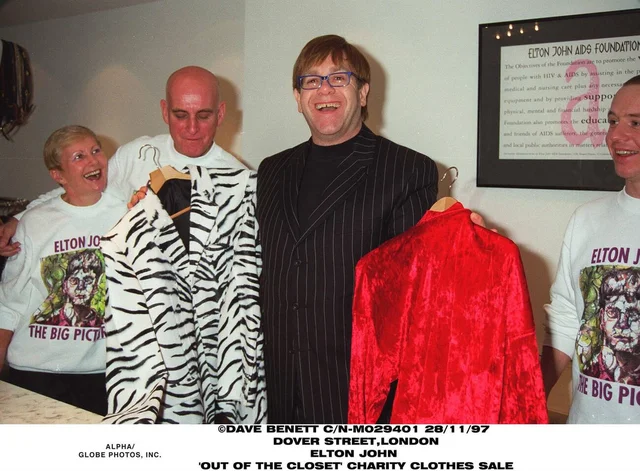 Nov. 28, 1997 - London, ENGLAND - 29/11/97 DOVER STREET,LONDON.ELTON JOHN ''OUT OF THE CLOSET'' CHARITY CLOTHES SALE