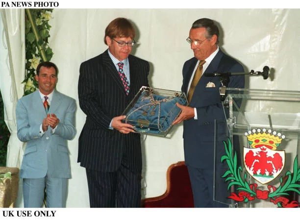 ELTON JOHN IS AWARDED THE FREEDOM OF THE CITY OF NICE BY MAYOR JACQUES PEYRAT. (BEHIND) ELTON JOHN'S BOYFRIEND DAVID Furnish